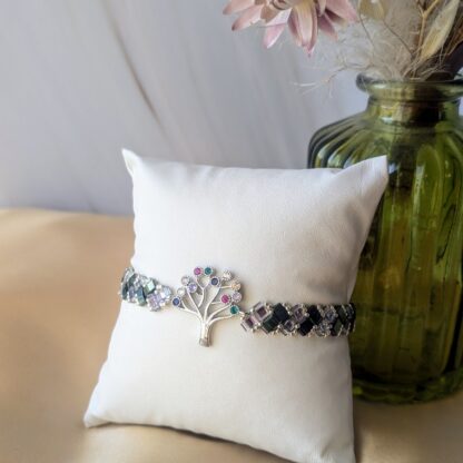 Bracelet talisman aux couleurs douces et naturelles