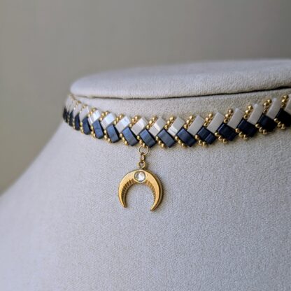 Zoom sur le pendentif lune inversée du ras de cou "Entre les Mondes", perles de verre japonaises