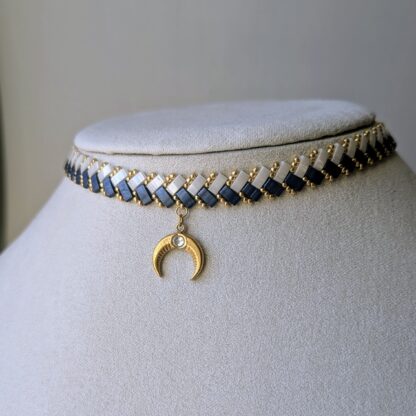 Ras de cou fait main vu sous un autre angle, bijou ésotérique inspiré de la sorcellerie moderne