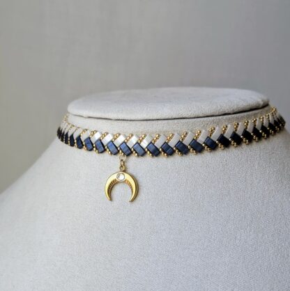 Ras de cou talisman "Entre les Mondes" tissé à la main avec pendentif lune inversée