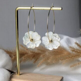 Fleurs de Lune – Créoles fleuries en nacre naturelle