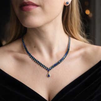 Collier plastron tissé Constellation en perles Miyuki bleu et doré avec pendentif zirconium bleu porté autour du cou.